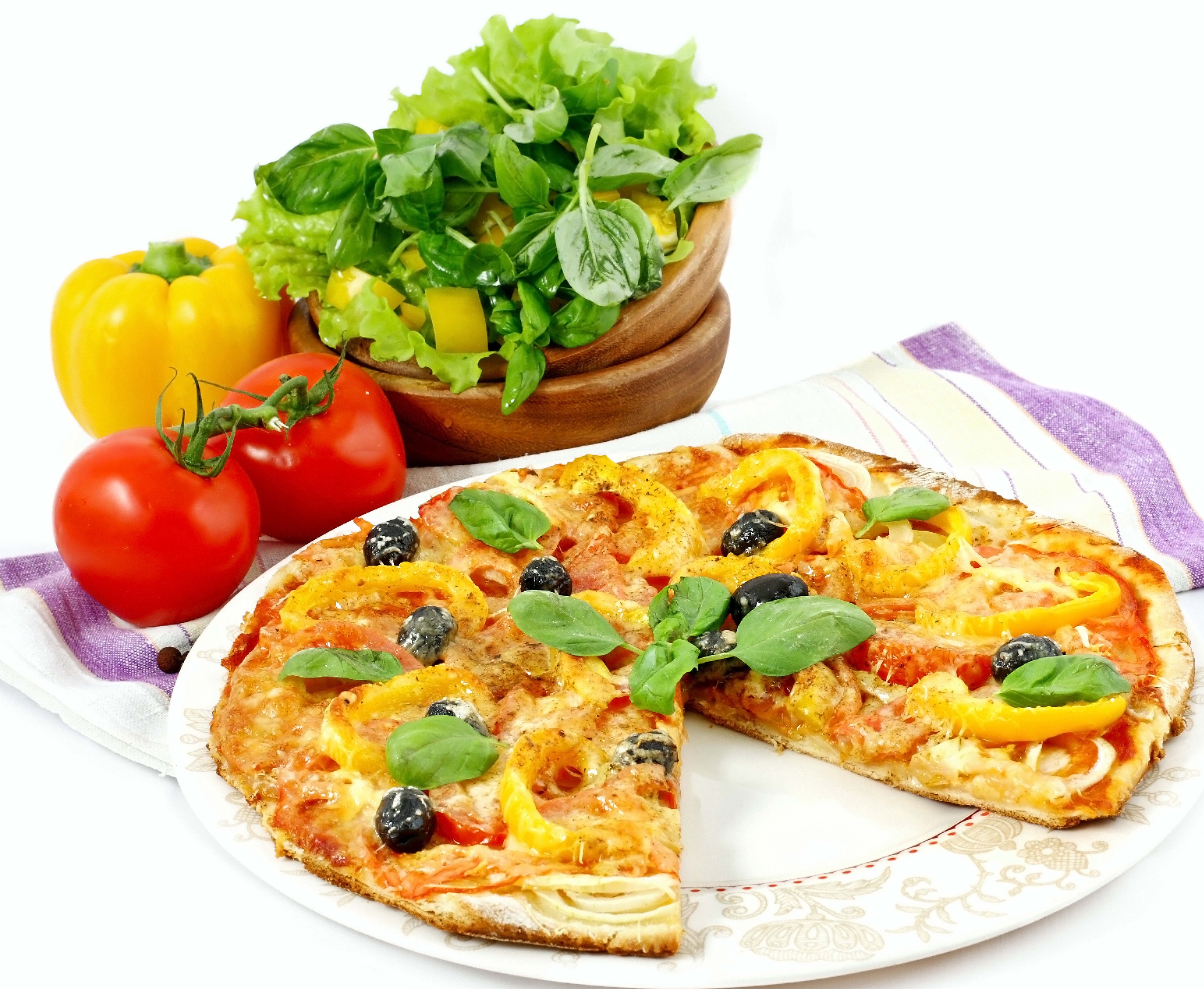 Vegetable pizza with salad