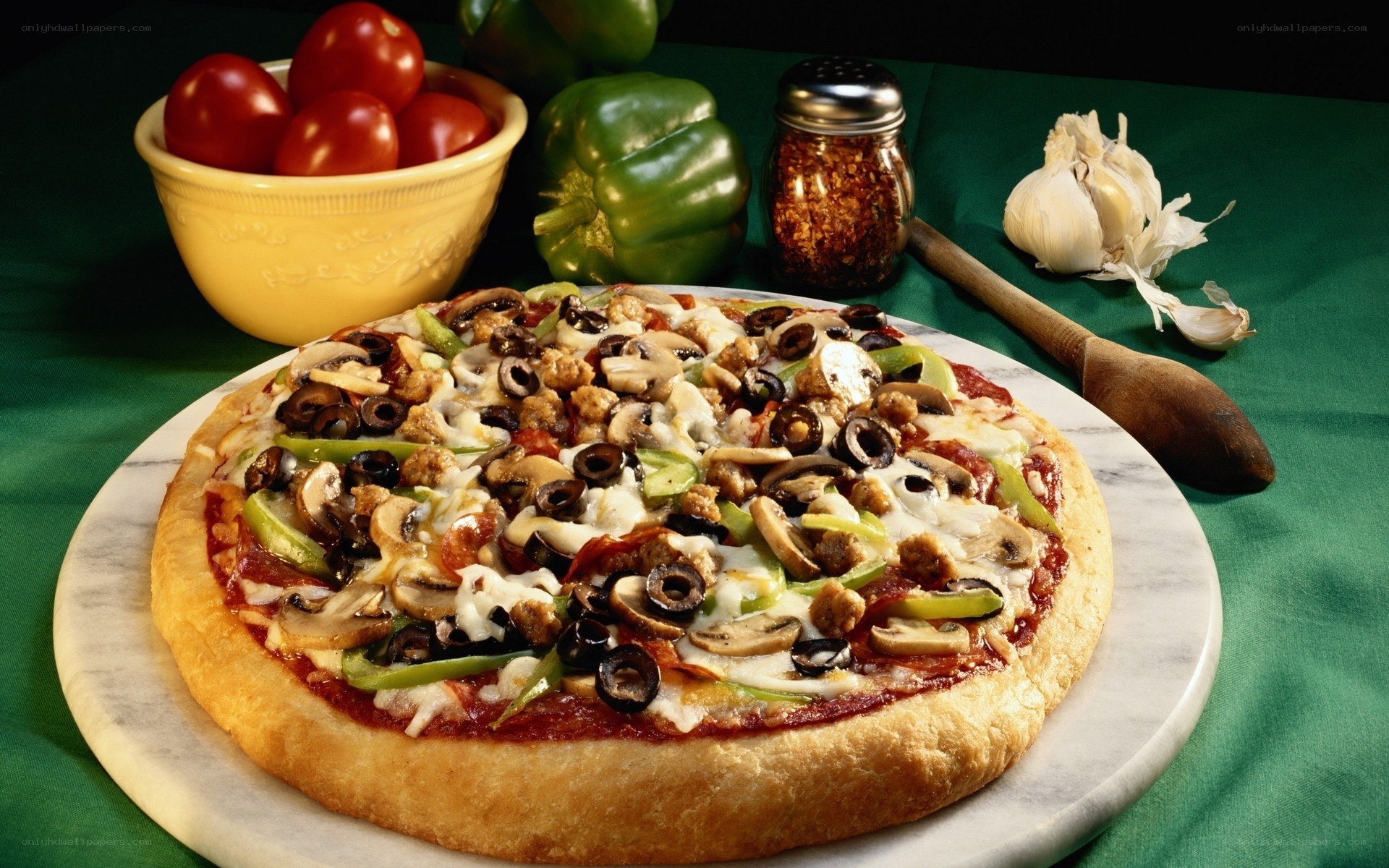 vegetable pizza with toppings