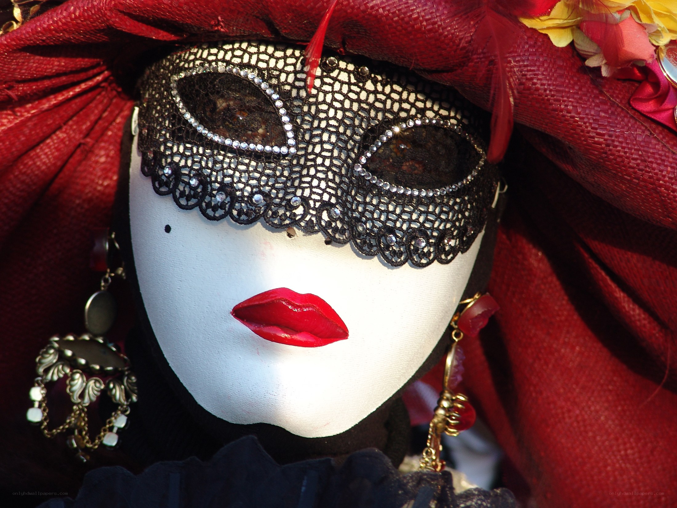 Venetian mask with red hat