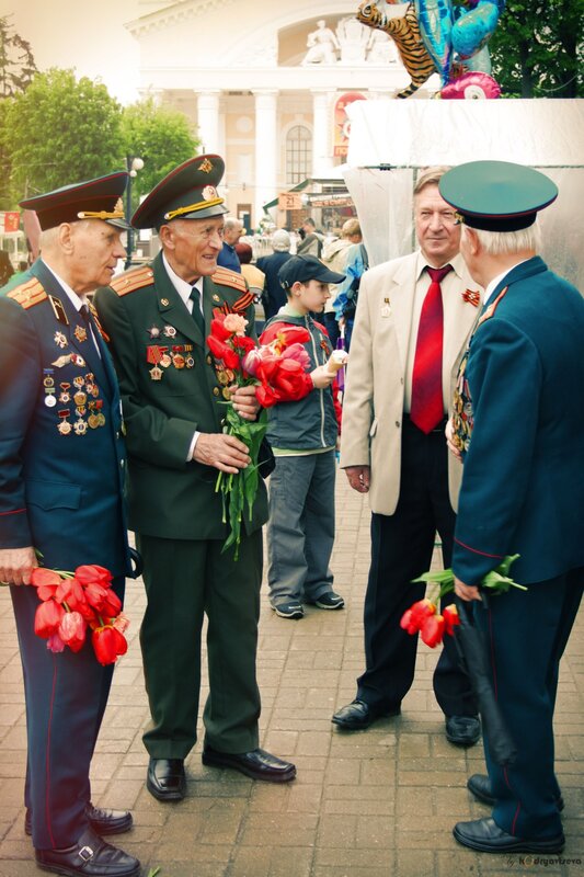 Veterans with flowers in city