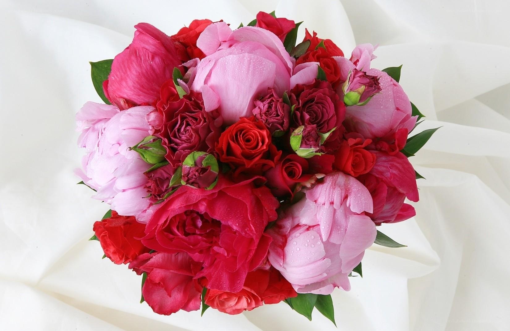 vibrant red and pink bouquet