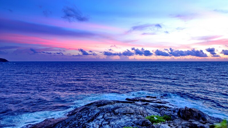 Vibrant sunset over the ocean