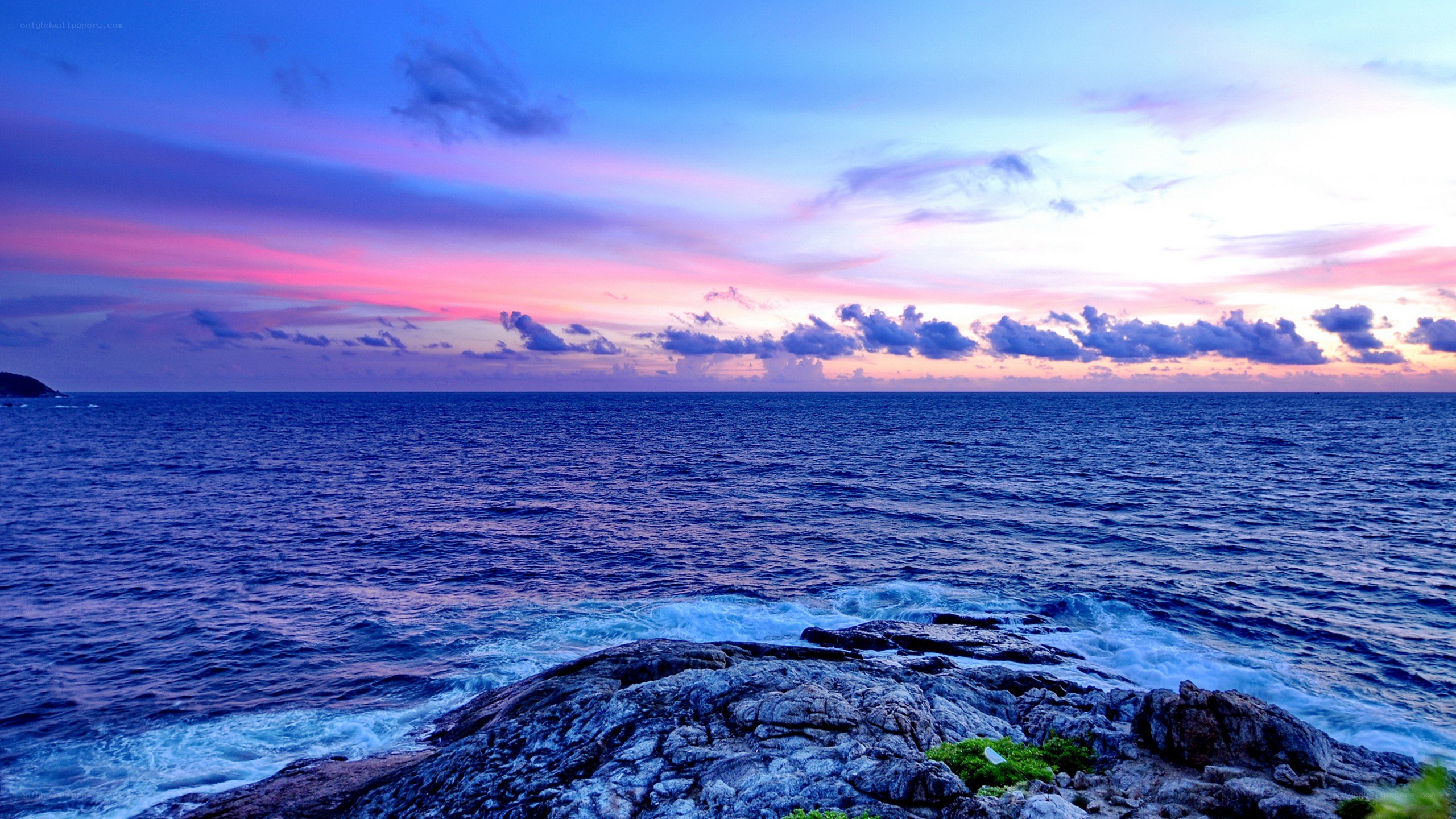 Vibrant sunset over the ocean