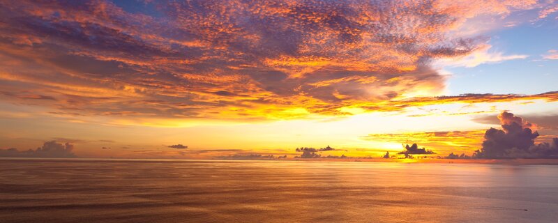 Vibrant sunset over the ocean