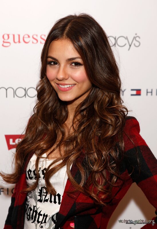 Victoria Justice at event