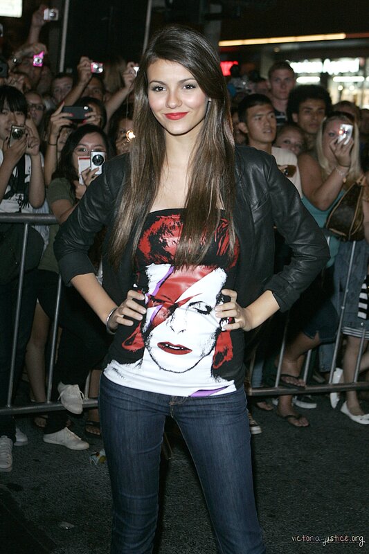 Victoria Justice at event