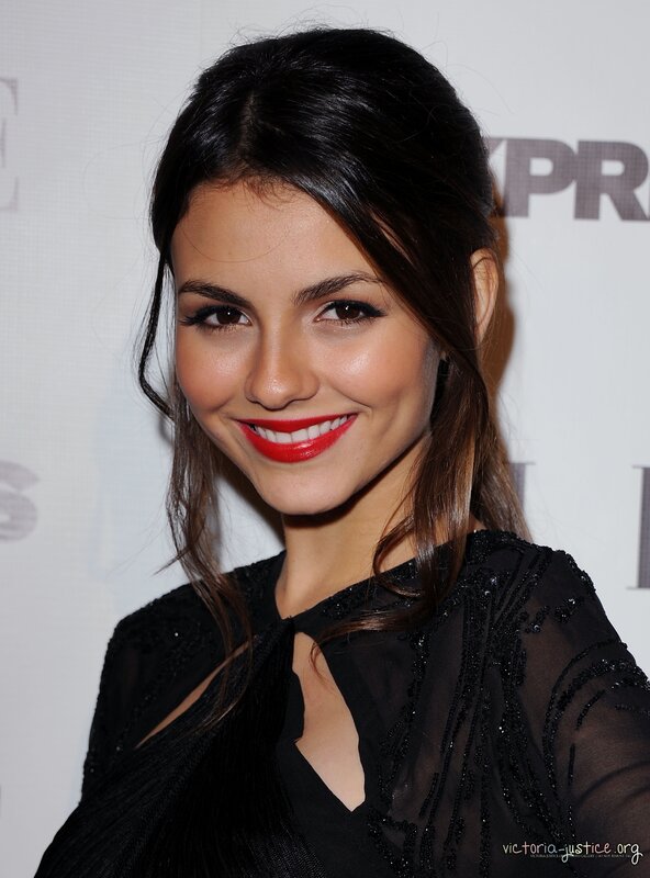 Victoria Justice at event