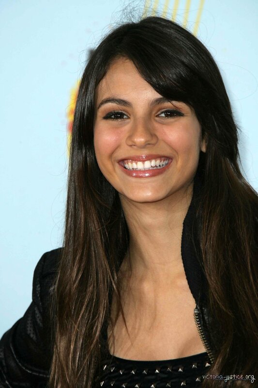 Victoria Justice smiling at event