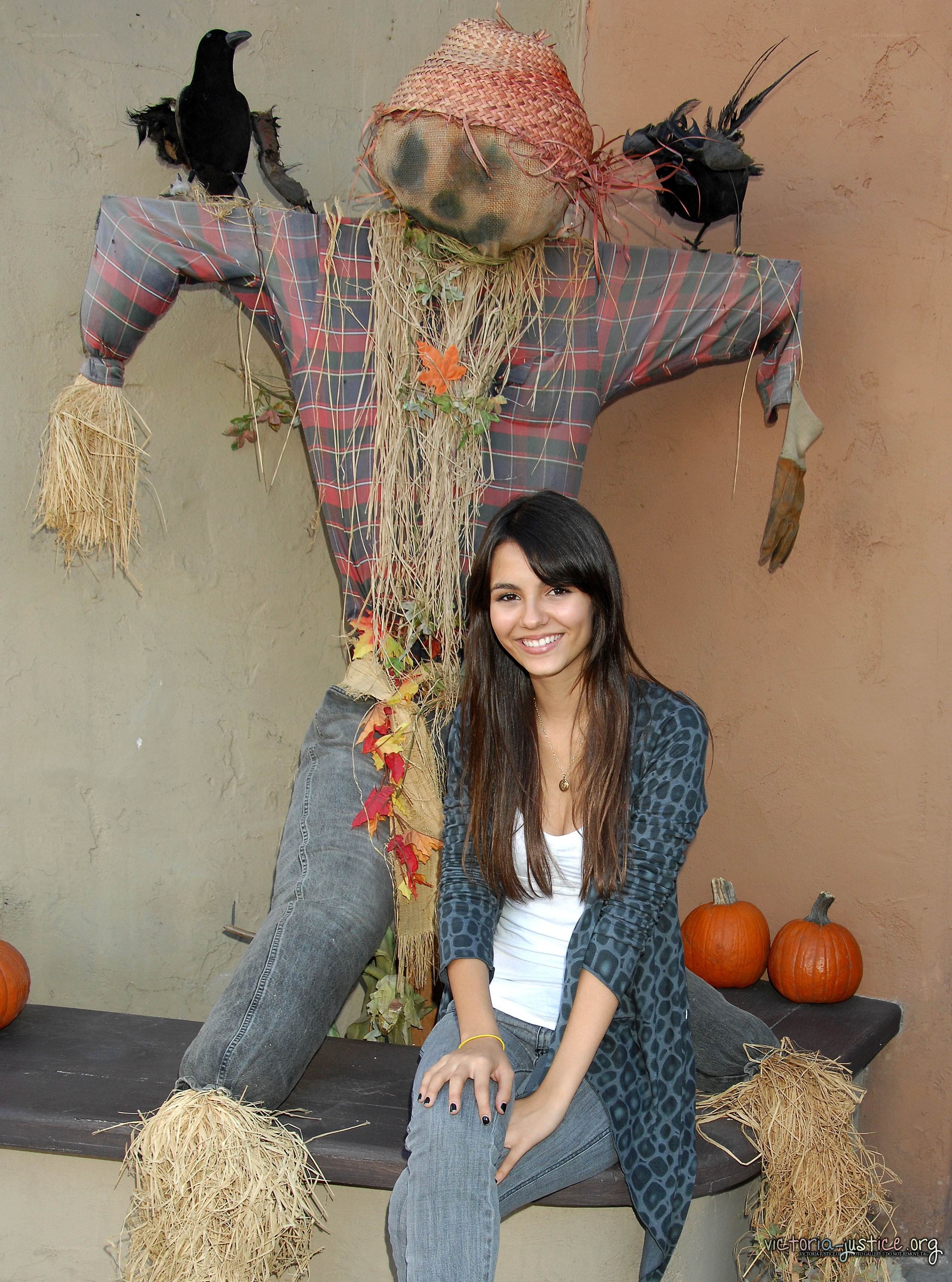 Victoria Justice with scarecrow