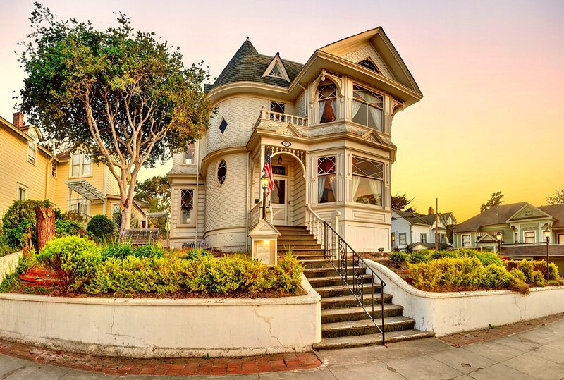 Victorian House at Sunset — Yellow