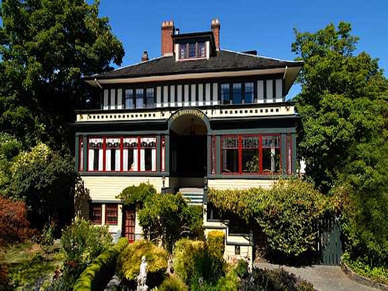 Victorian House with Garden — Green