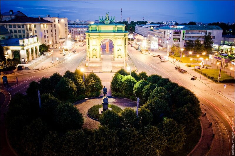 Victory Square at dusk