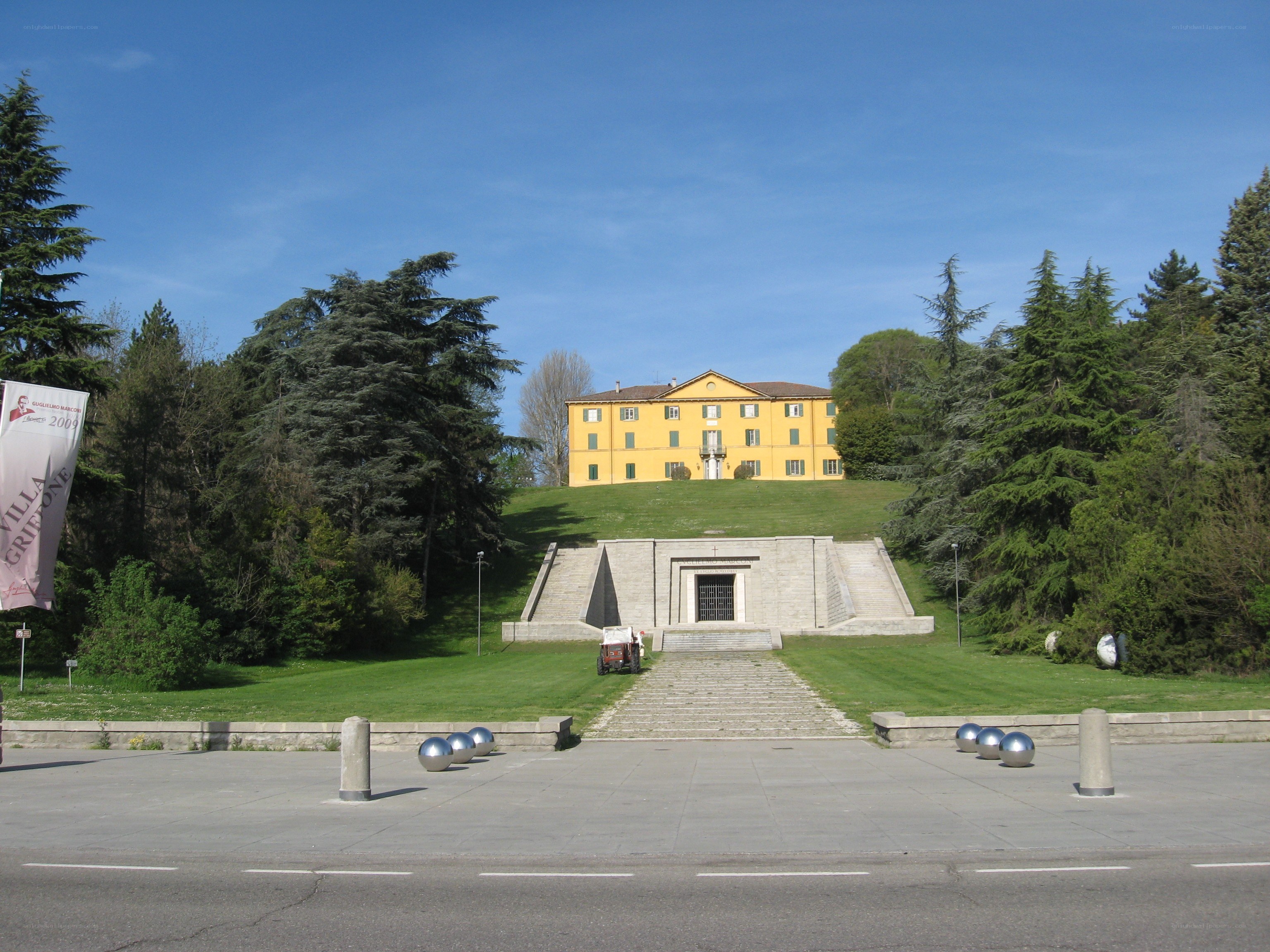 Villa Grifone with modern sculpture