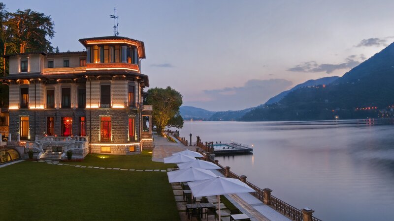 Villa on Lake Shore — Green, Serene
