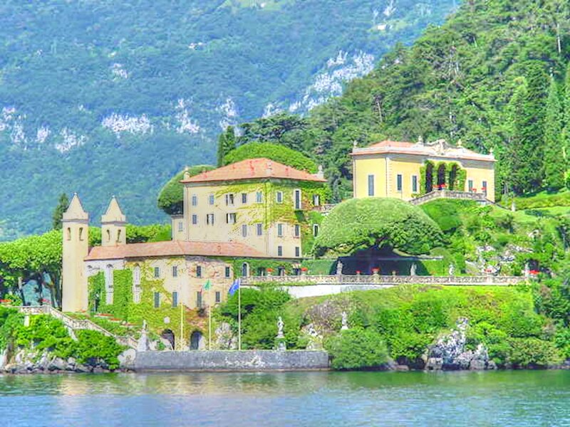 Villa on Lakeside Hill — Green, Serene