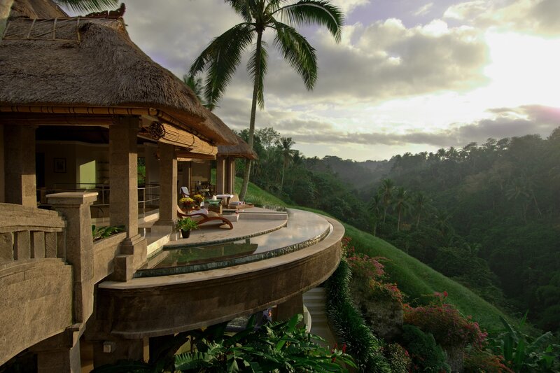 Villa with Infinity Pool — Green