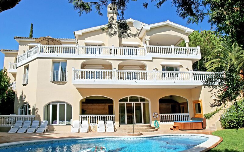 Villa with Pool and Hot Tub — Blue