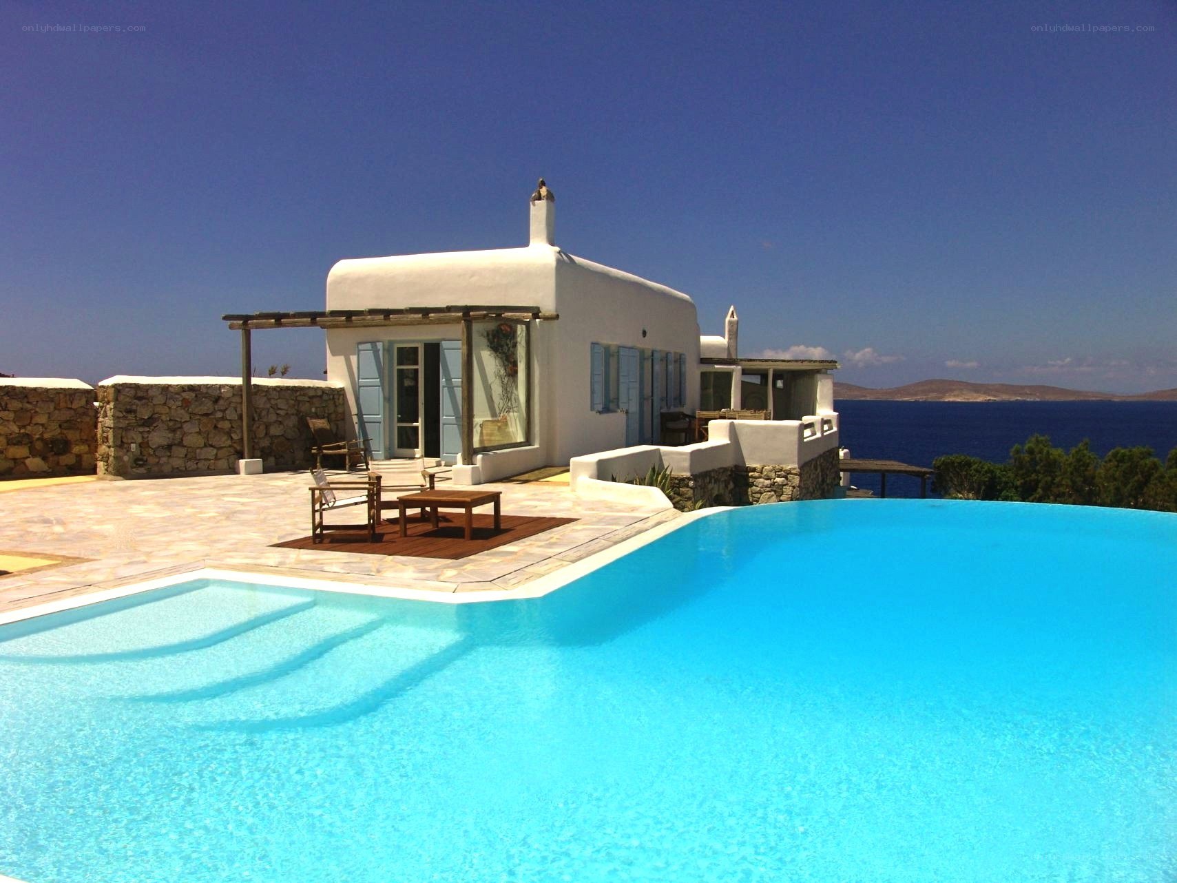 Villa with pool overlooking the sea