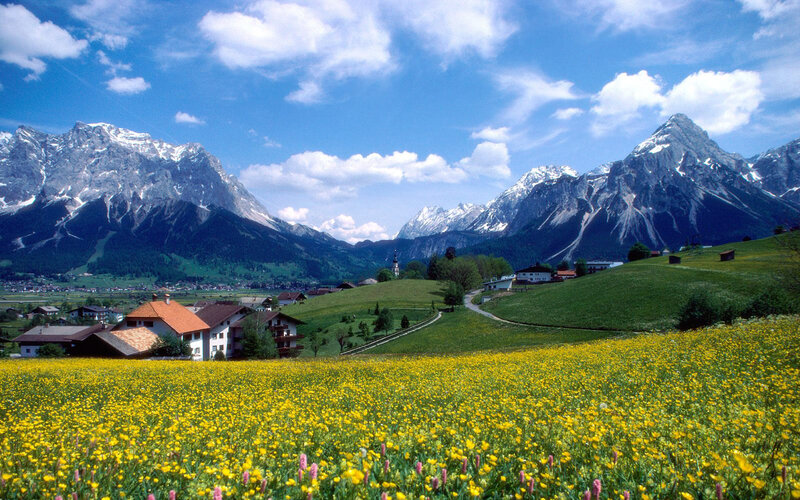 Village in Alpine Valley — Yellow