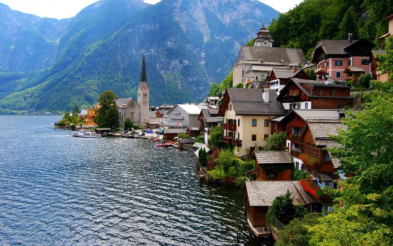 village on a lake in the alps