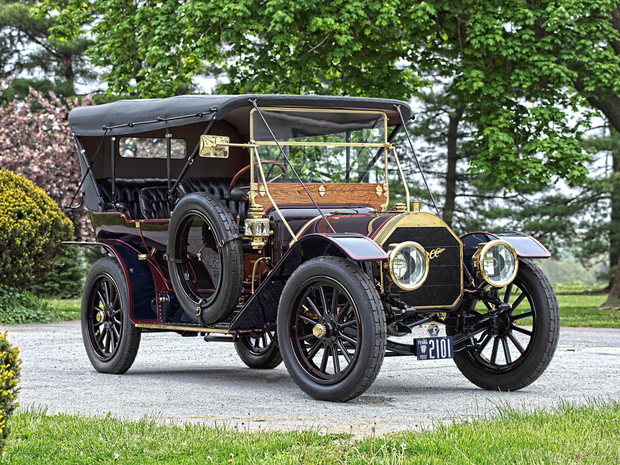 Vintage 1910 Peerless automobile