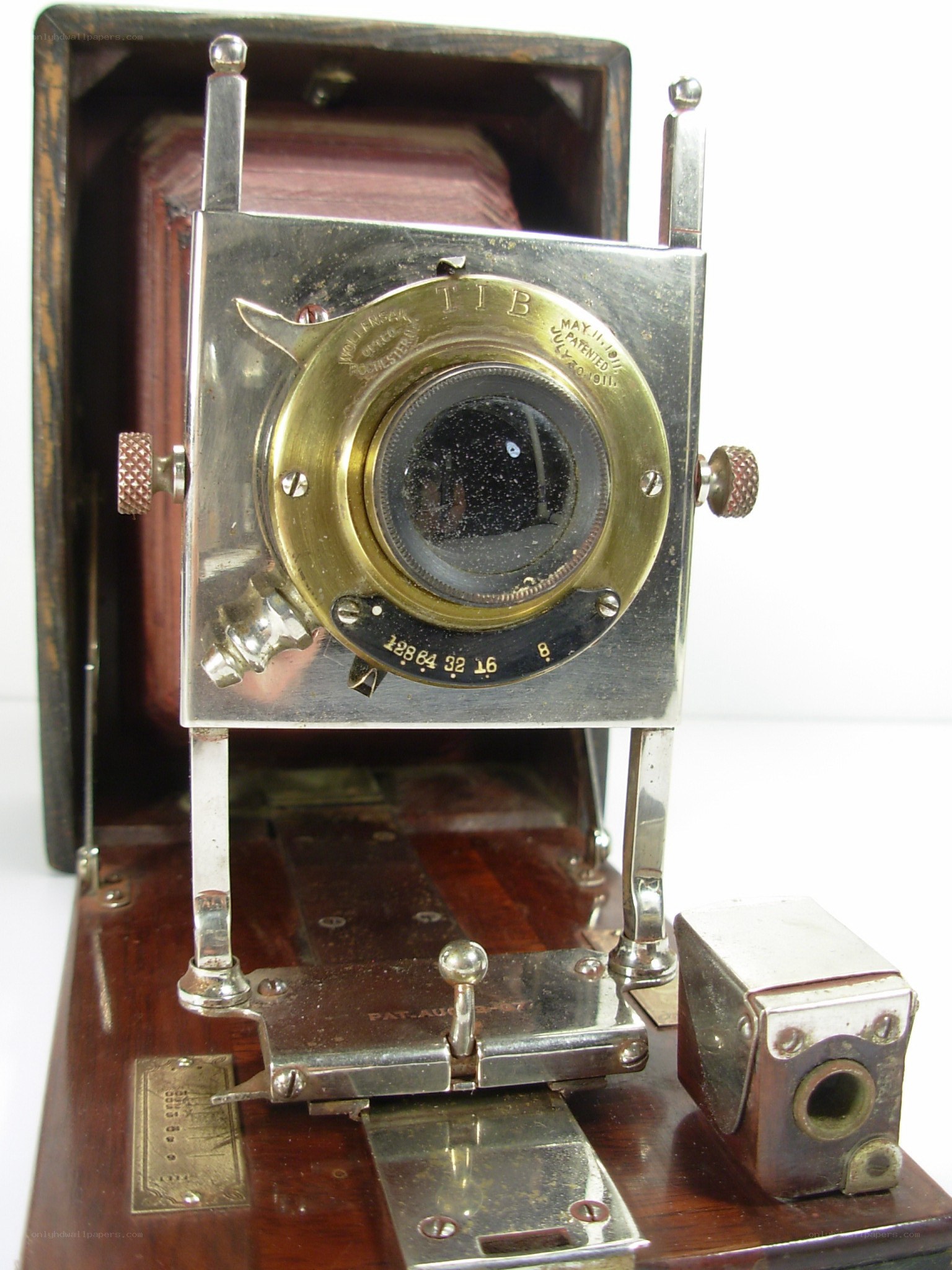 Vintage camera with lens