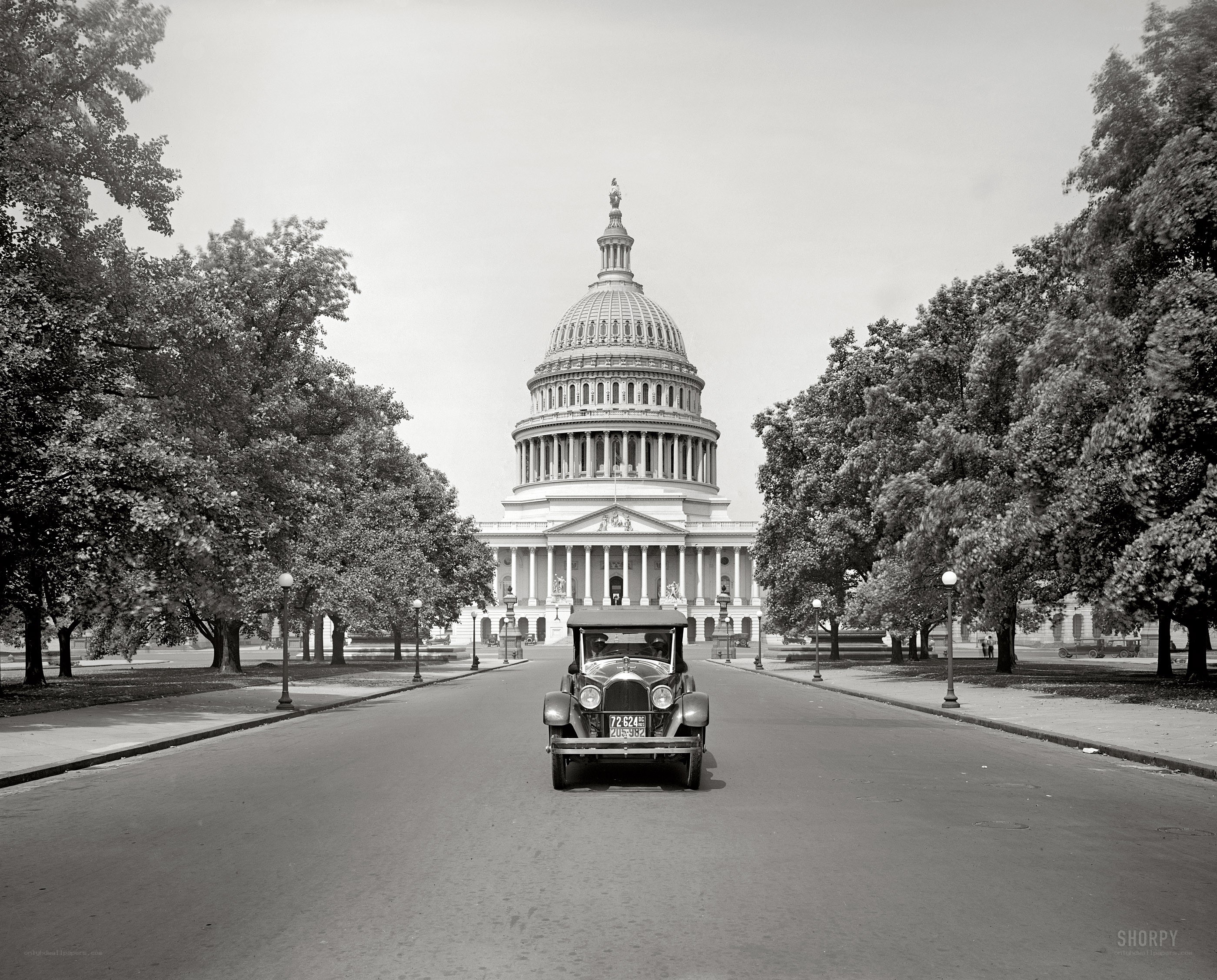 Vintage car at U.S. Capitol