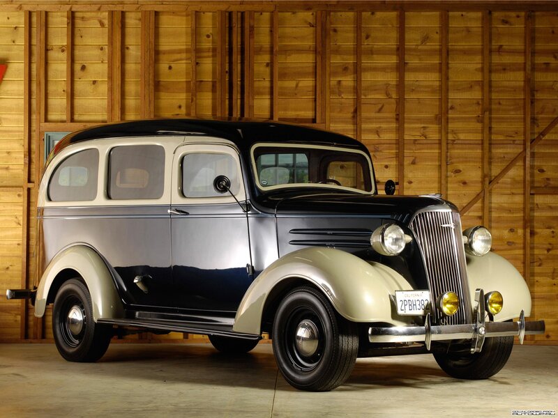 Vintage Car in Garage — Black, Calm