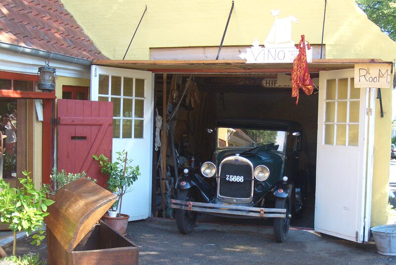 Vintage Car in Garage — Yellow
