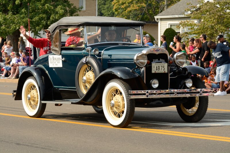 Vintage Car in Parade — Blue