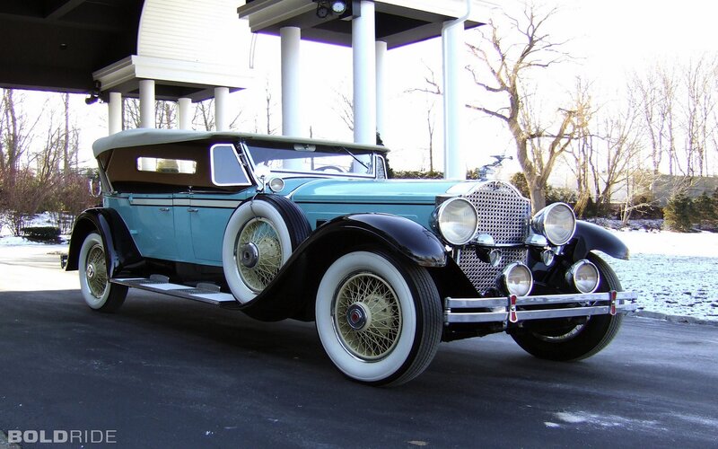 Vintage Car on Driveway — Blue