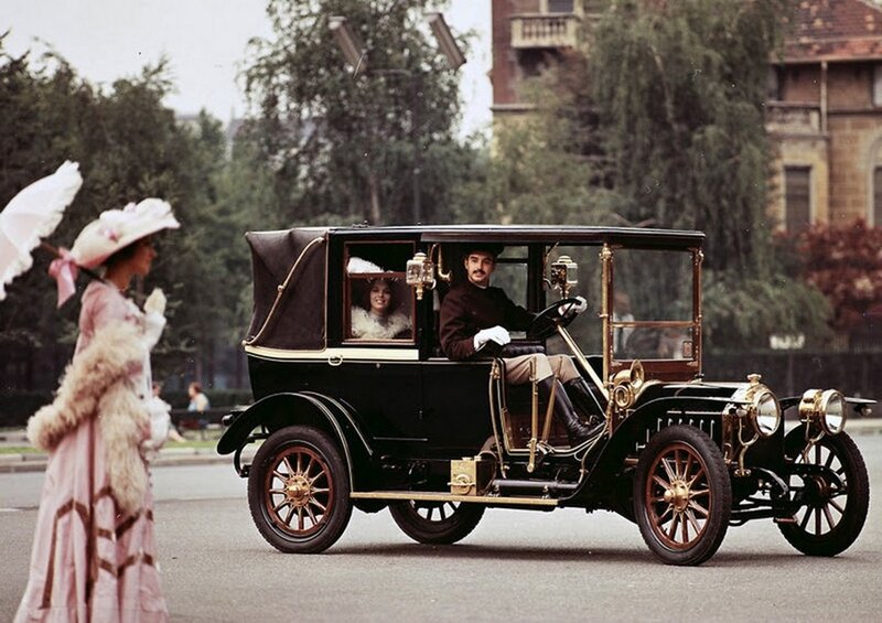 Vintage Car with Passengers — Black, Calm