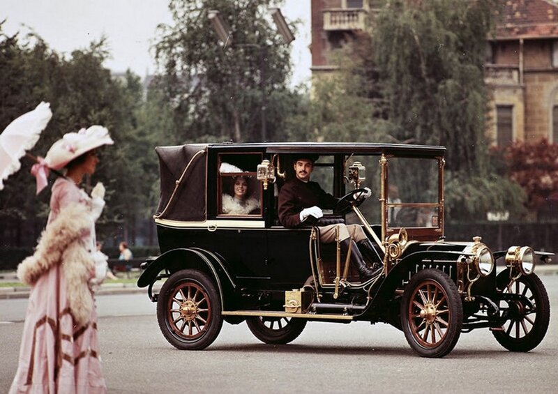 Vintage Car with Passengers — Black