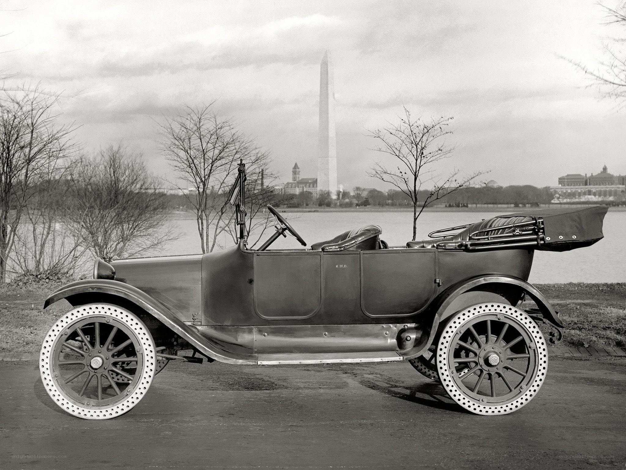 Vintage car with Washington Monument