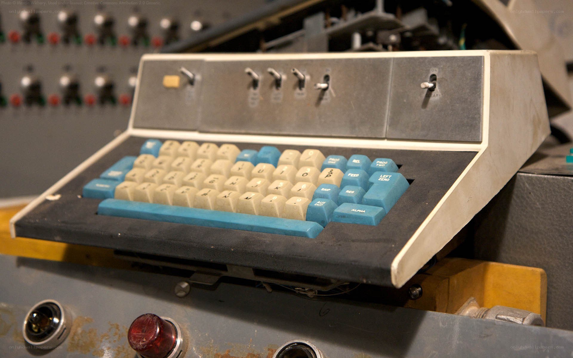 vintage computer keyboard console