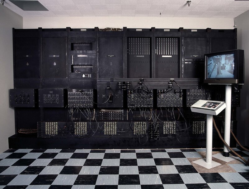 vintage computer system display