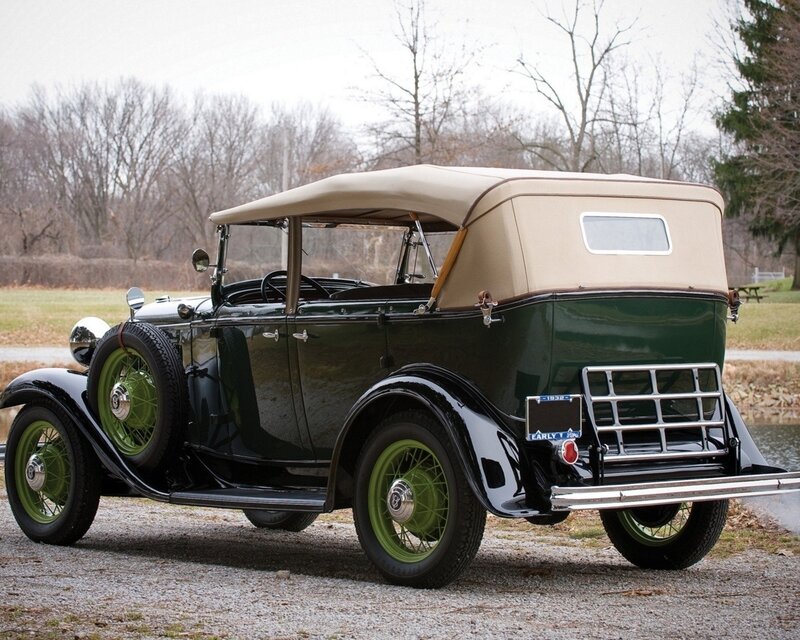 Vintage Green Car — Serene, Autumn
