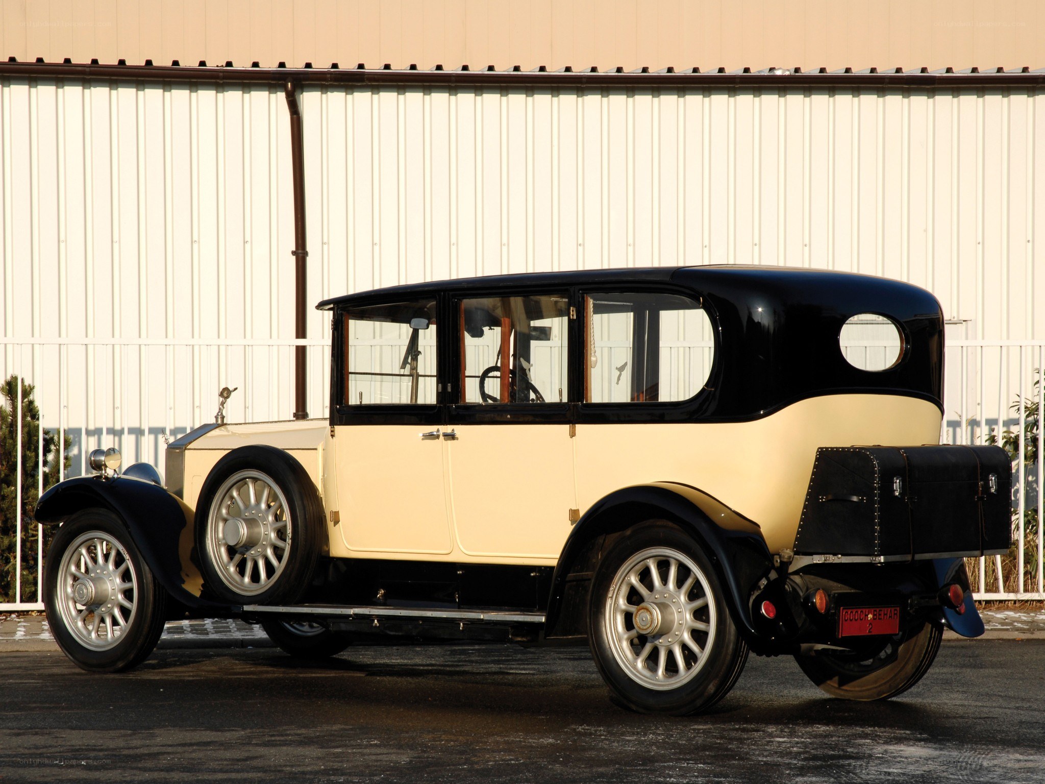 vintage rolls-royce car