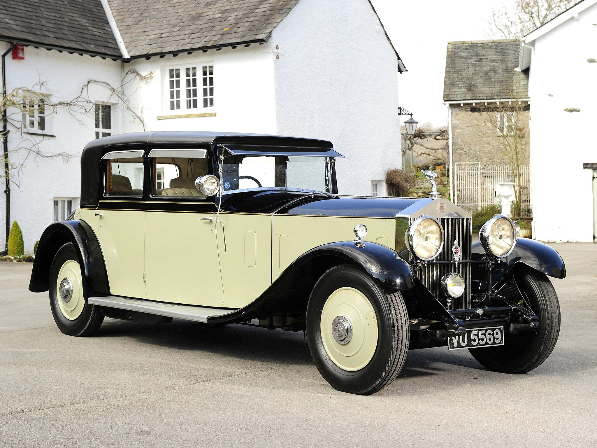 vintage rolls-royce car