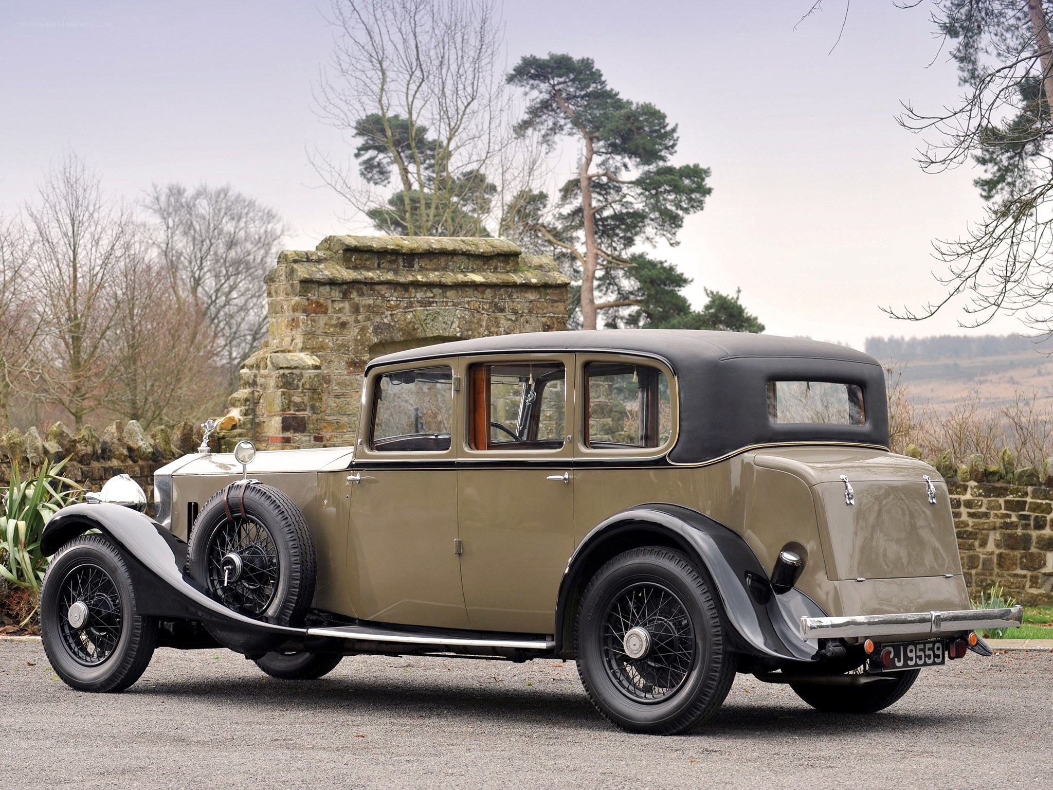 vintage rolls-royce car
