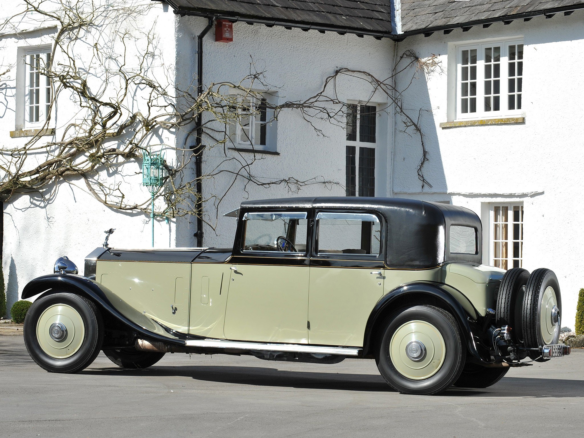 vintage rolls-royce car