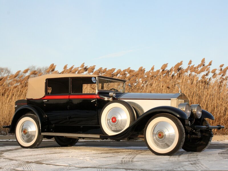 Vintage Rolls-Royce Car — Black, Serene, Winter