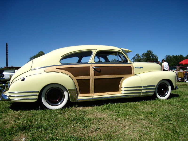 Vintage Station Wagon — Yellow
