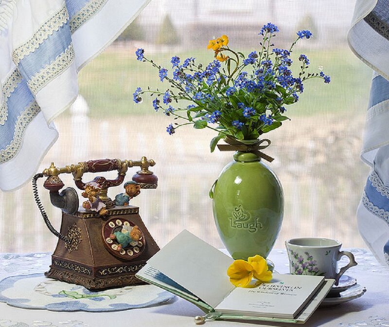 Vintage Telephone with Flowers — Blue