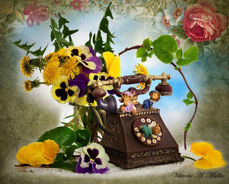 Vintage Telephone with Flowers — Brown