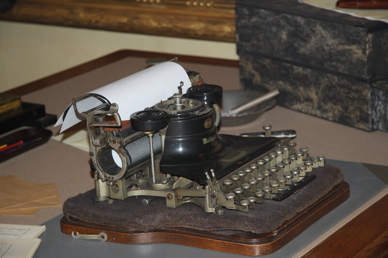 Vintage Typewriter — Black