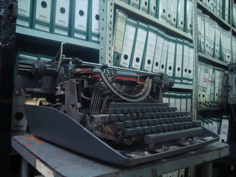 Vintage Typewriter on Table — Gray