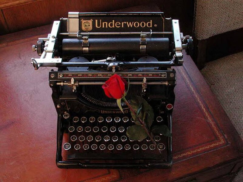 Vintage Underwood Typewriter — Black