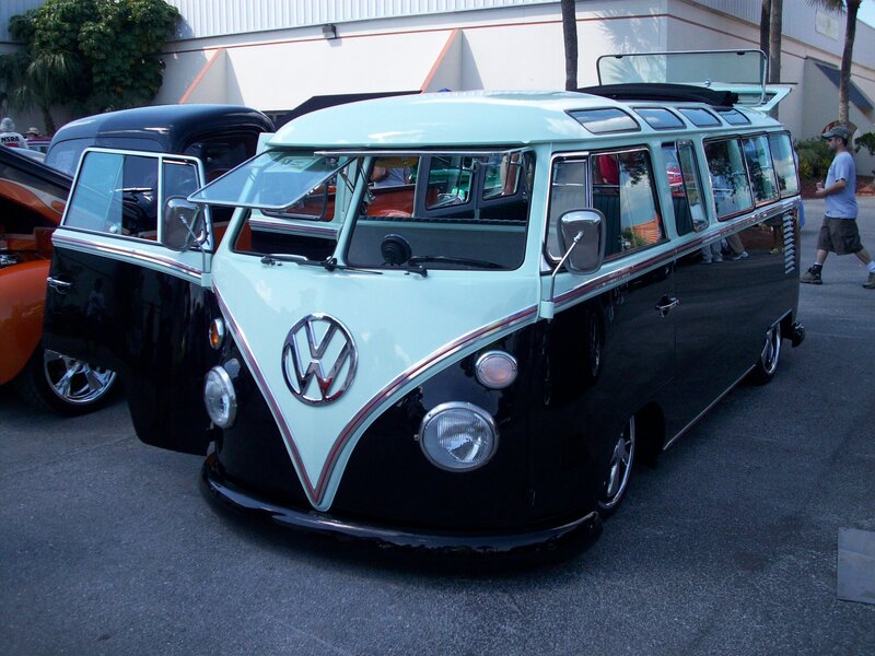 Vintage Volkswagen Bus — Black