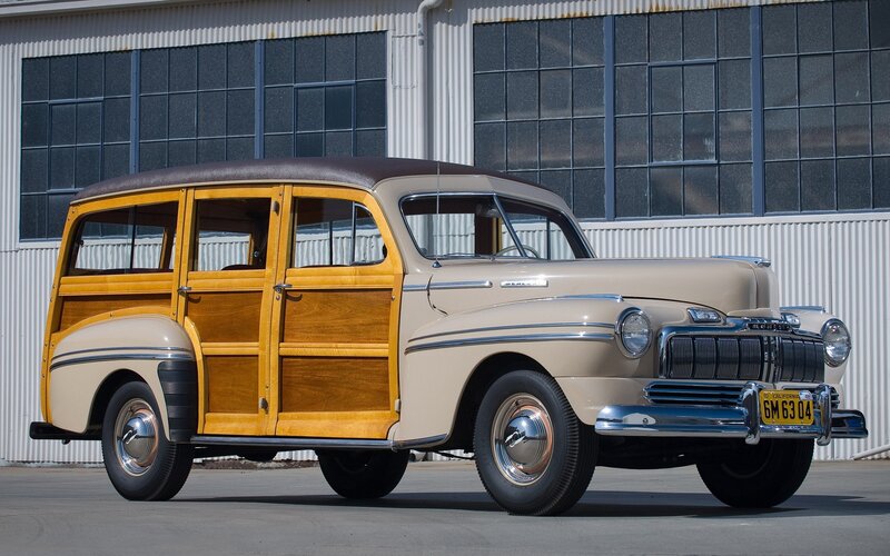 Vintage Woodie Station Wagon — Beige, Calm
